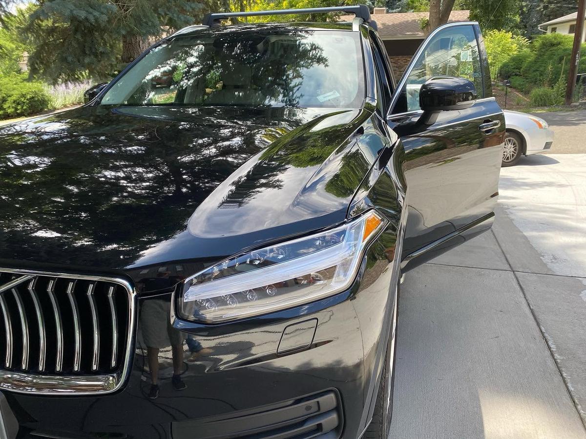 Outside: a black Volvo XC90 from the front, the paint glossy