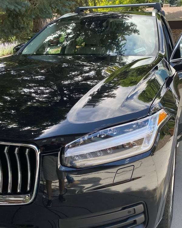 A black Volvo XC90 from the front, the paint glossy
