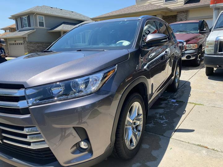 A gray Toyota Highlander from the front