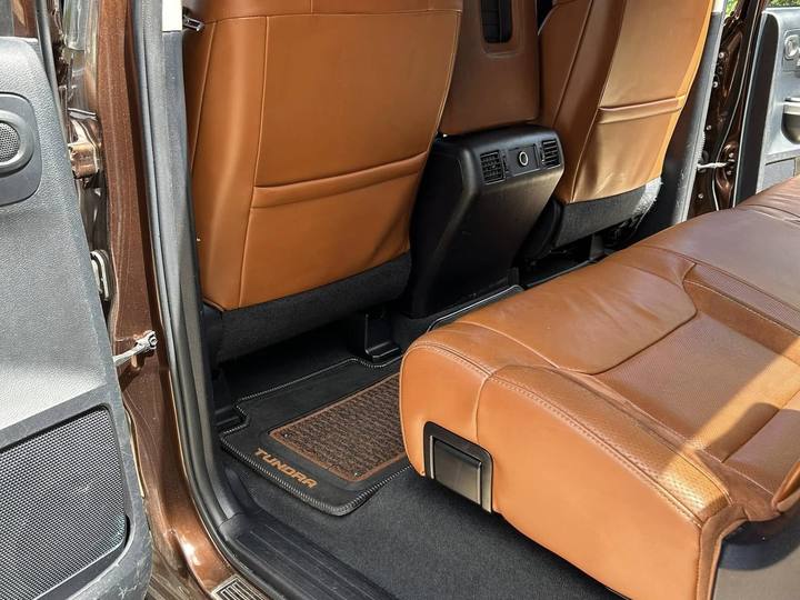 Saddle leather seats in a Toyota Tundra